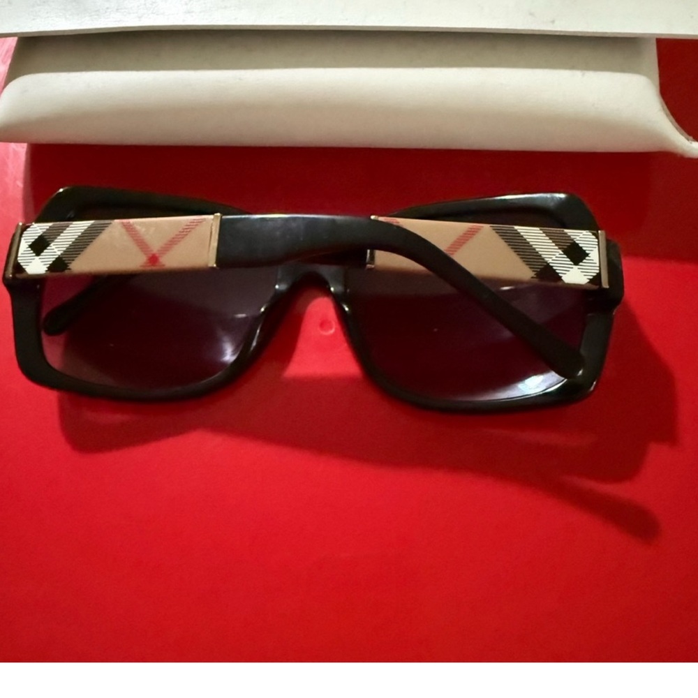 Burberry Iconic Sunglasses